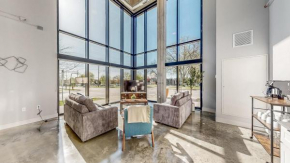 EPIC Urban Loft, 30ft Tall Windows, Next To Mayo!